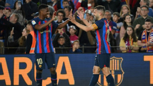 El Real Madrid abre la puerta al título del Barcelona, el Elche baja a Segunda