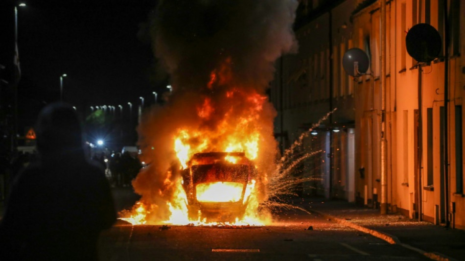 Seis detenidos y diecisiete policías heridos por disturbios de carácter racista en Irlanda del Norte