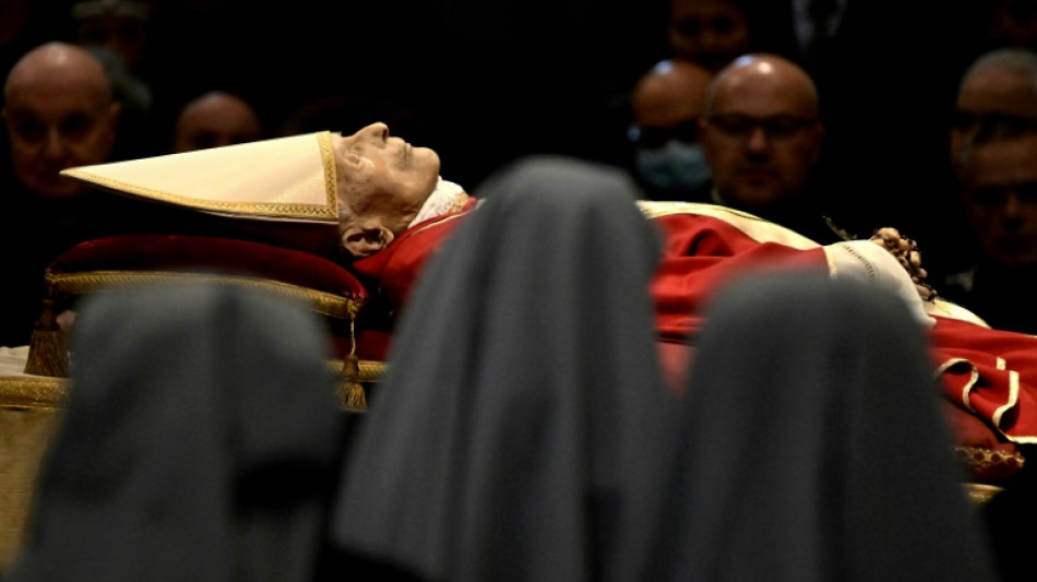 Des flots de fid&egrave;les &agrave; la basilique Saint-Pierre pour saluer Beno&icirc;t XVI