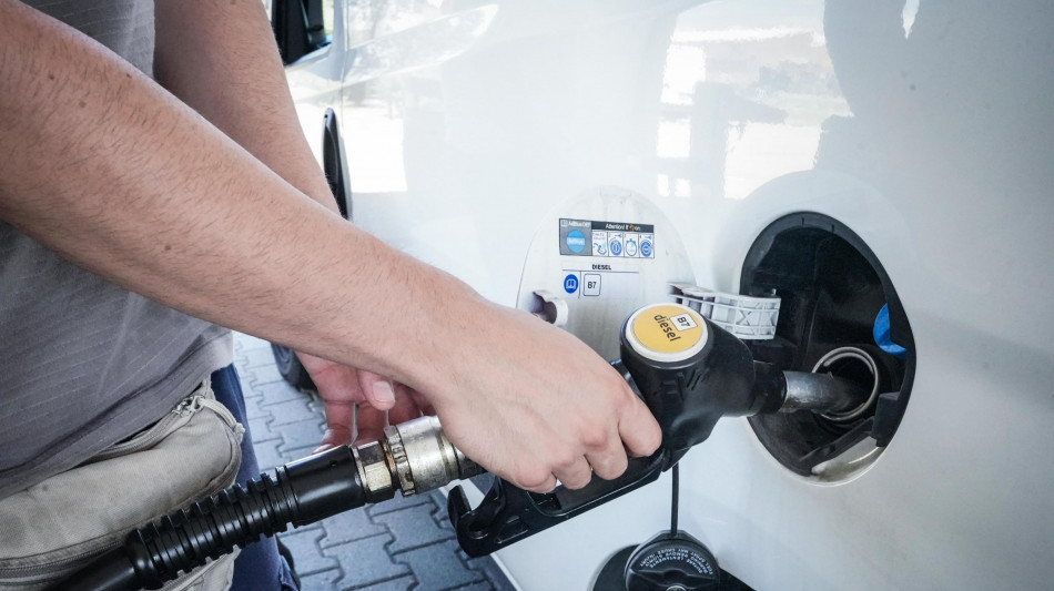 Benzina ancora in calo, al self service 1,723 euro al litro