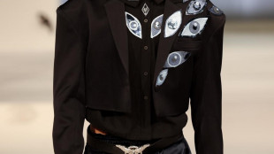 Modelli bendati in passerella a Milano per Yezael