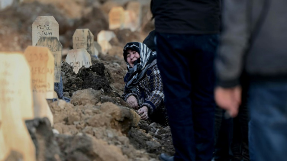 Mettre un nom sur les morts et les tombes, apr&egrave;s le s&eacute;isme en Turquie
