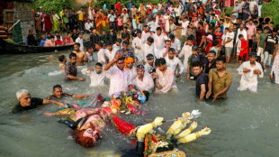 Hindúes celebran en Bangladés su mayor festividad religiosa pese al miedo a atentados