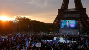 Au pied de la Tour Eiffel, la joie des militants, la sobri&eacute;t&eacute; du pr&eacute;sident