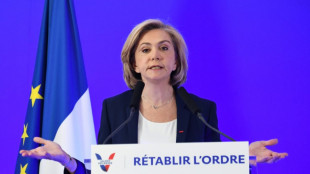 Pr&eacute;sidentielle: P&eacute;cresse repart en campagne, Macron parle &agrave; Poutine