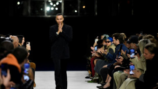 Diseñador de Balmain denuncia robo de 50 prendas a días de Semana de Moda en París