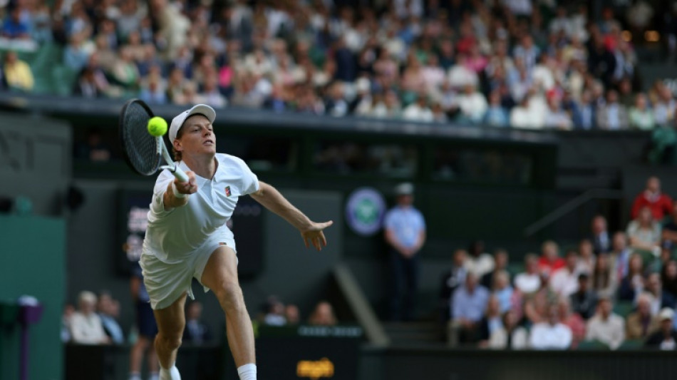 Com lesão no cotovelo direito, Sinner passará por exames na 3ªfeira