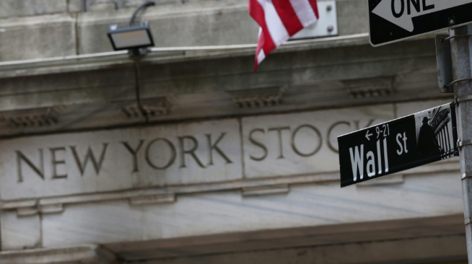 Wall Street termine en hausse, poursuit son rebond