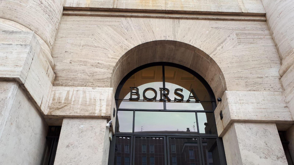 Borsa: Milano debole con Wall street e l'Europa, male Stellantis e le banche