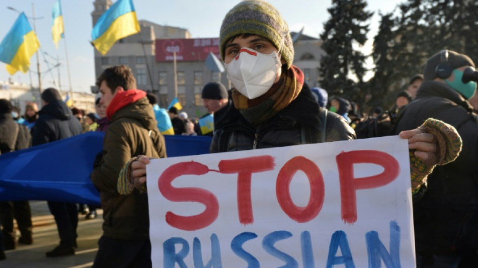 Pr&egrave;s de la fronti&egrave;re russe, des manifestants pr&ecirc;ts &agrave; d&eacute;fendre l'Ukraine