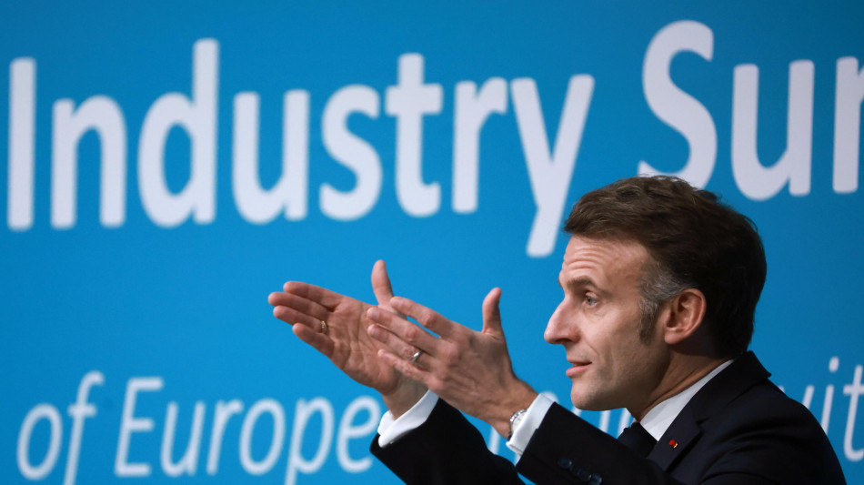 Macron, 'il debito comune &egrave; l'unica via per competere con Usa e Cina'