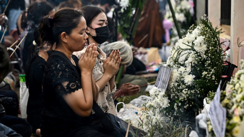 Tuerie en Tha&iuml;lande: au deuxi&egrave;me jour de rituels fun&eacute;raires, les familles s'agenouillent lors d'une c&eacute;r&eacute;monie