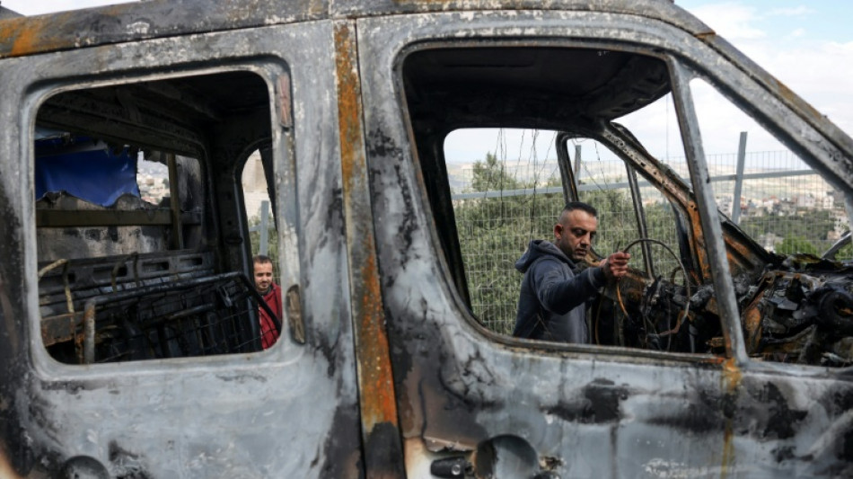 Colonos israel&iacute;es incendiaron edificios y autos en la Cisjordania ocupada