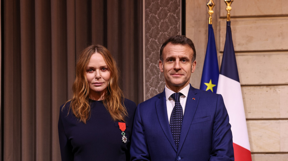 A Stella McCartney la Legion d'honneur dal Presidente Macron
