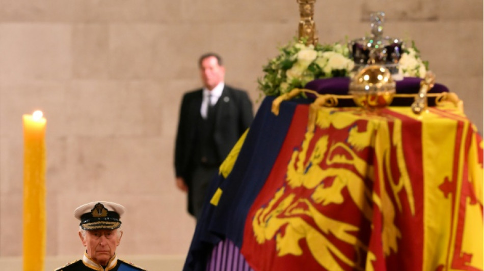 Elizabeth II: veill&eacute;e fun&egrave;bre de ses enfants, longue attente pour se recueillir