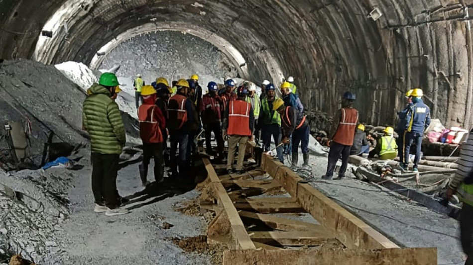 Inde: poursuite des efforts pour secourir 40 ouvriers pi&eacute;g&eacute;s dans un tunnel