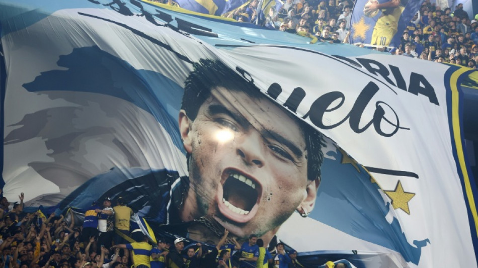 Futebol argentino rende homenagem a Maradona 5 anos ap&oacute;s sua morte