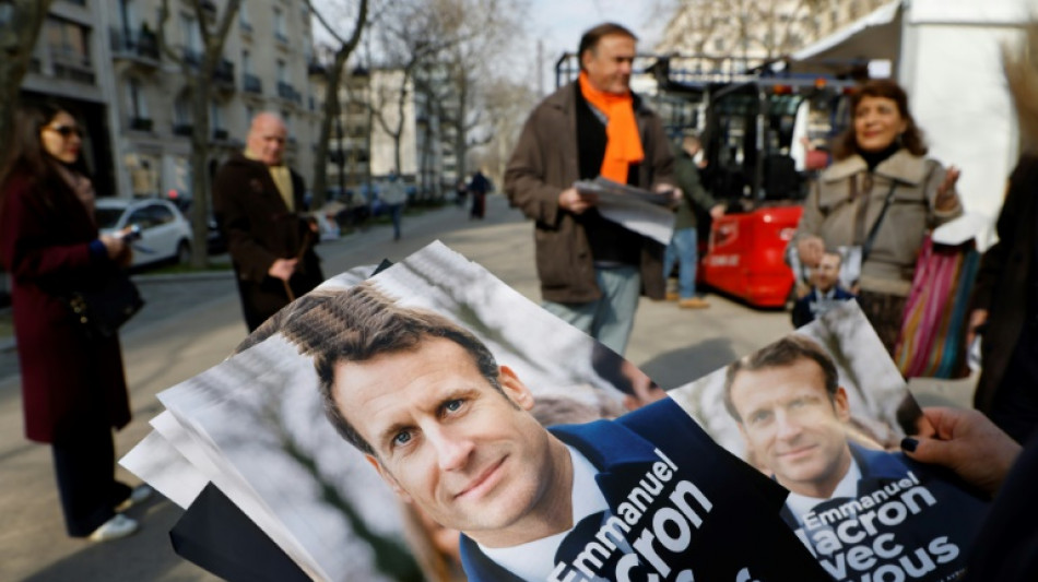 Pr&eacute;sidentielle: Macron alterne entre la campagne et la guerre en Ukraine