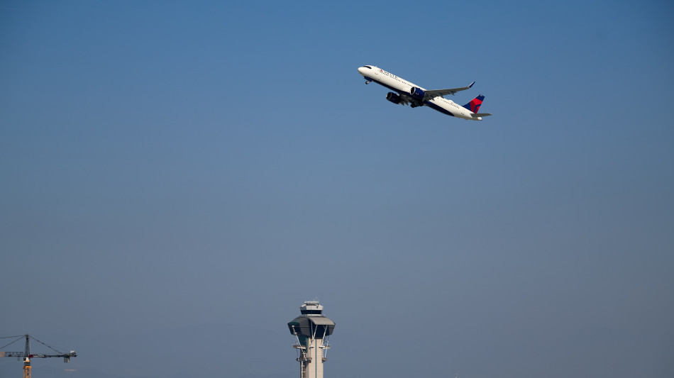 Centinaia di voli cancellati negli Usa per lo shutdown