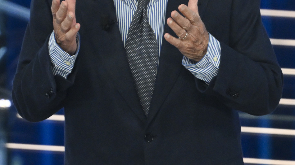 A Mogol il premio alla carriera, standing ovation all'Ariston