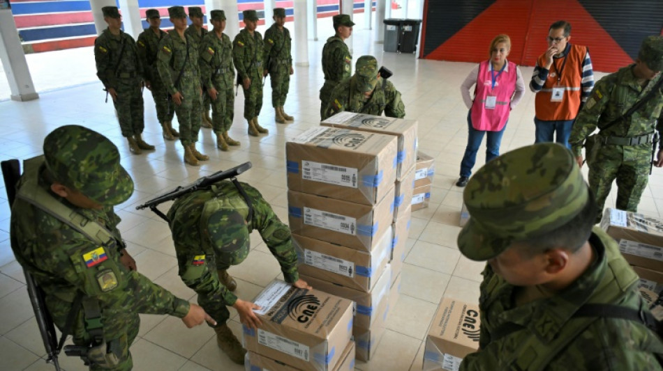 Equador, mergulhado na viol&ecirc;ncia, celebra referendo sobre extradi&ccedil;&atilde;o
