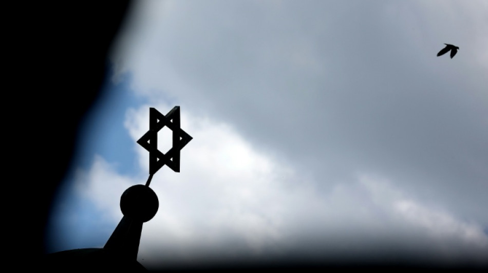 Frau bei antisemitischer Attacke mit abgebrochener Glasflasche in Berlin verletzt