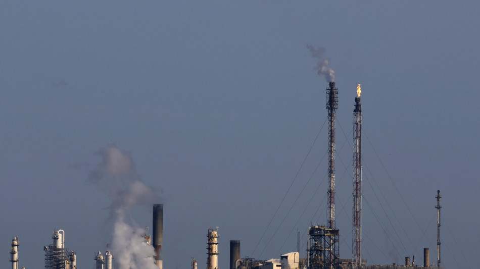 Il petrolio torna in rialzo, Brent sale a 104 dollari al barile