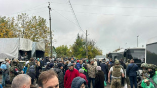 Ucranianos aproveitam tr&eacute;gua para fugir de cidade ocupada por Moscou