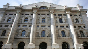 Borsa: Milano pesante con le banche, bene Stm e Stellantis