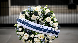 Herzog in Australia depone una corona a Bondi Beach