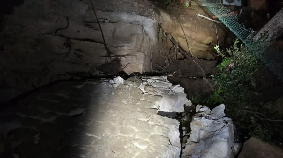 Maltempo: frana costone su una palazzina, un morto e 2 feriti