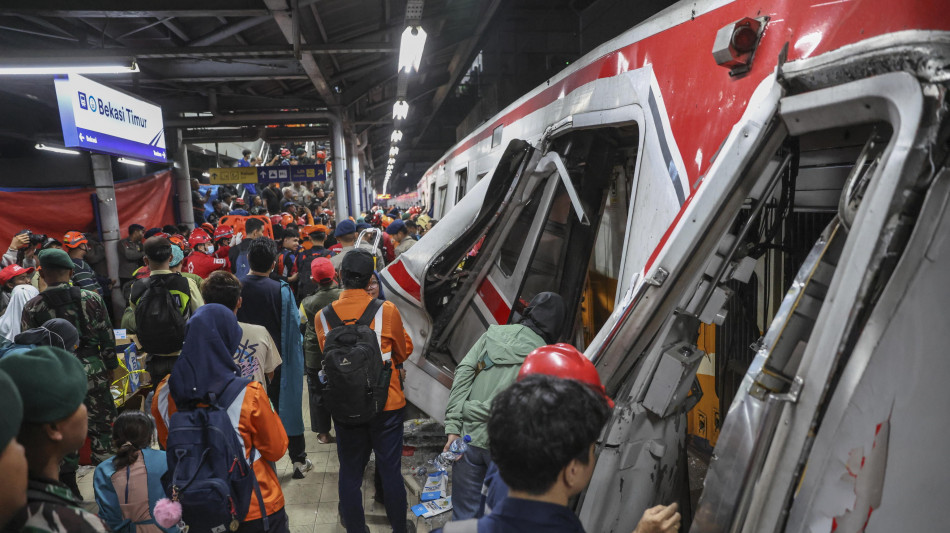 Scontro fra treni in Indonesia: il bilancio sale ancora, 14 morti e 84 feriti