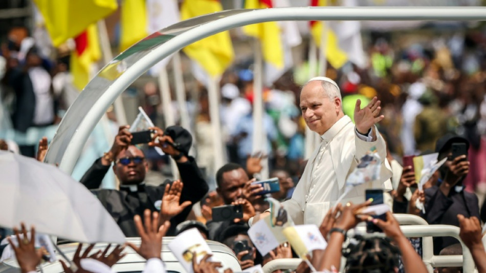 Au Cameroun, L&eacute;on XIV accueilli par une foule en liesse lors d'une messe g&eacute;ante devant 120.000 fid&egrave;les
