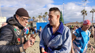 Tuffo di Capodanno per Vannacci a Viareggio. In acqua 769 persone