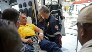 Bolsonaro se encontra 'estável' após ser hospitalizado com 'fortes dores' abdominais