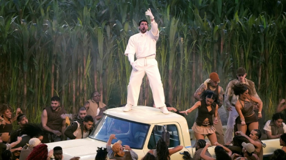 Bad Bunny brilha no Super Bowl e faz sua cidade em Porto Rico dan&ccedil;ar