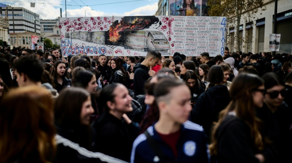 Les Grecs manifestent leur col&egrave;re trois ans apr&egrave;s une collision ferroviaire meurtri&egrave;re