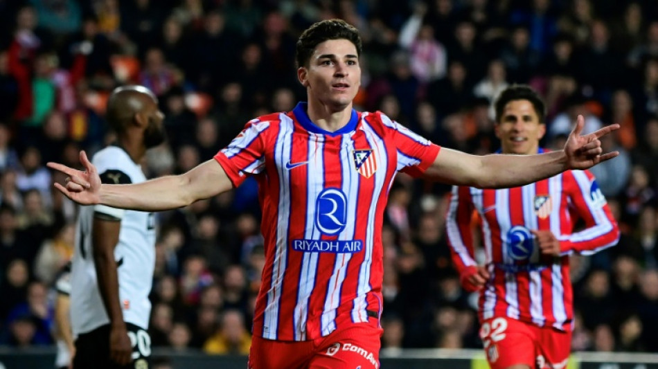 Atlético vence na visita ao Valencia (3-0) e assume liderança provisória do Espanhol