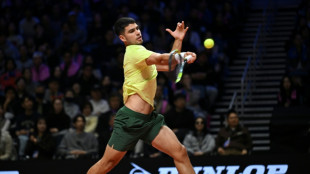 Alcaraz arranca la temporada con triunfo ante Sinner en una exhibici&oacute;n