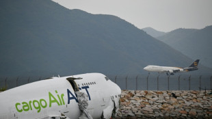 Un avion-cargo quitte la piste à Hong Kong: deux morts
