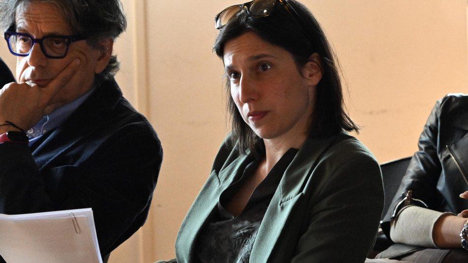 Pd sui dazi, sconcertante Meloni con cappello in mano da Trump