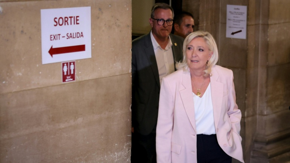 Le Pen anuncia candidatura &agrave; Presid&ecirc;ncia da Fran&ccedil;a, apesar de condena&ccedil;&atilde;o