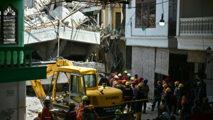 Indon&eacute;sie: quelque 90 personnes sous les d&eacute;combres d'une &eacute;cole effondr&eacute;e, deux survivants extraits