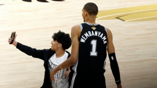 Finale NBA: un fan entr&eacute; sur le parquet pour un selfie avec Wenbanyama banni &agrave; vie