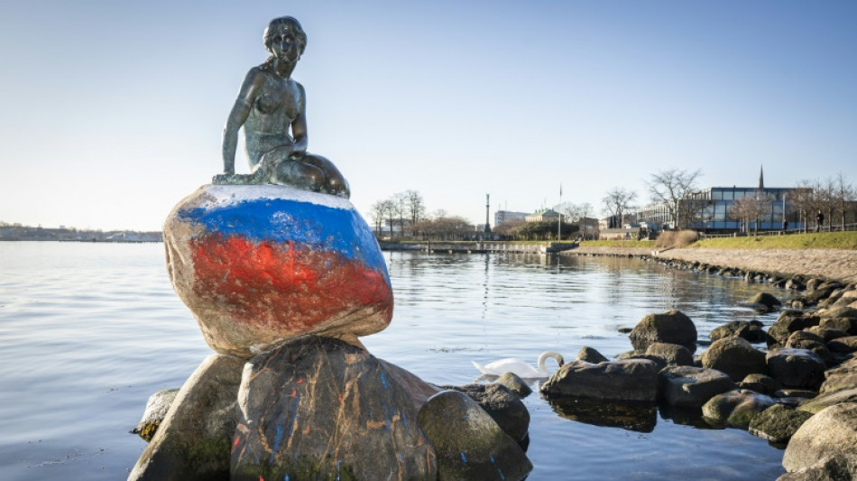 La Petite Sir&egrave;ne vandalis&eacute;e, un drapeau russe peint sur son socle