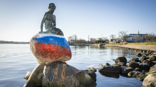 La Petite Sir&egrave;ne vandalis&eacute;e, un drapeau russe peint sur son socle