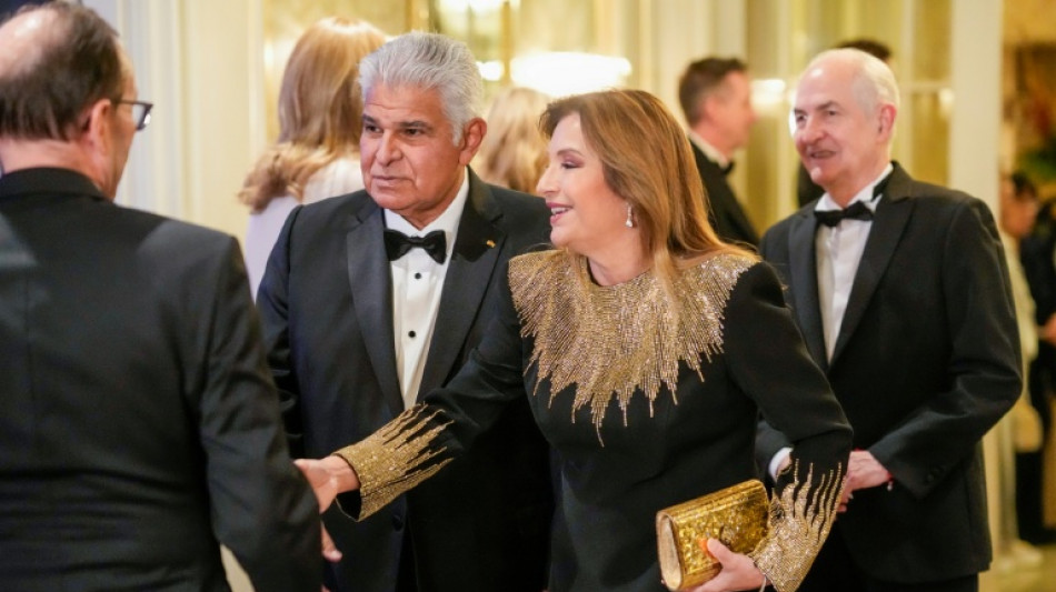 Mejor tarde que nunca: el presidente de Panamá le da a Machado el vestido que le trajo para la ceremonia del Nobel de la Paz