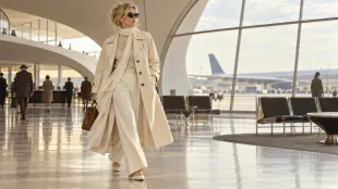 Pamela Andersonov&aacute; zvolila na podzim světl&yacute; trenčkot v oversized střihu