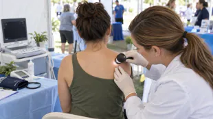 Preventivn&iacute; vy&scaron;etřen&iacute; v Blesk Ordinaci odhalilo mlad&eacute;mu muži melanom