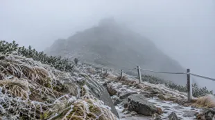 Sněžku zahalila mlha a mokr&yacute; sn&iacute;h, na v&iacute;kend se ček&aacute; bab&iacute; l&eacute;to